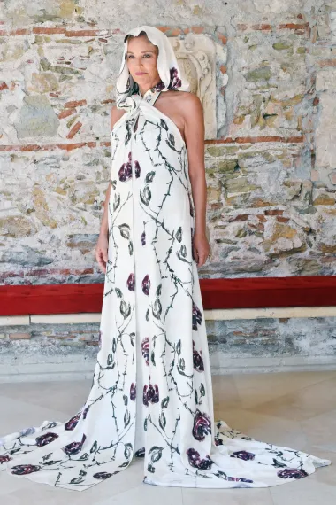 Američka ikona pojavila se na Siciliji na Taormina filmskom festivalu 2024., a za ovu prigodu odabrala je bijelu haljinu s cvjetnim motivom.