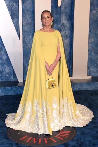 Za Vanity Fair Oscar Party 2023. odlučila se za predivnu žutu Tony Ward Couture haljinu s plaštem koju je stilizirala sa žutom Dolce &amp; Gabbana torbicom.