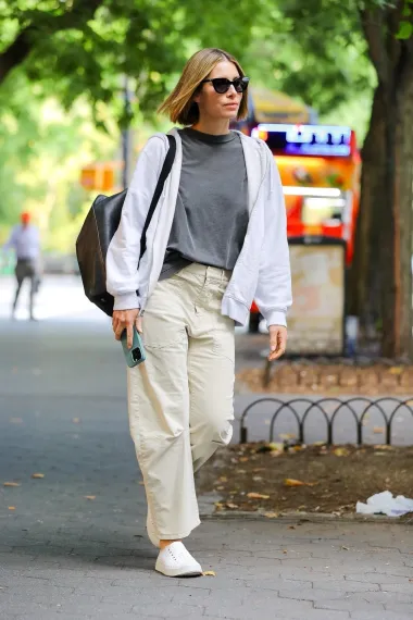 Fotografirana kako odlazi sa seta, Jessica je odjenula cargo hlače, sivu majicu preko koje je odjenula gornji dio trenirke, a nosila je crni kožni ruksak i sunčane naočale.