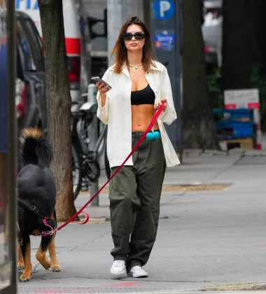 Poznata manekenka je za šetnju sa psom po gradu odjenula crni ultra crop top koji je kombinirala s bijelom košuljom i padobranskim hlačama tamnije boje.