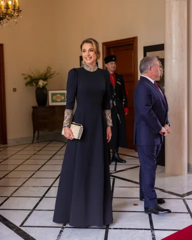 Otkako je njezin suprug, Abdullah II, postao kralj Jordana 1999., jordanska kraljica Rania je u centru pozornosti. Njezin fokus su javno zdravstvo i obrazovanje, a ima izražen osjećaj za modu. Sklonost monokromatskim outfitima i šarenim bojama, a nosi različite dizajnerske komade. Na vjenčanju svog najstarijeg sina, prijestolonasljednika Husseina, i njegove sadašnje supruge princeze Rajwe, kraljica Rania nosila je crnu dugu haljinu iz Diorove kolekcije FW22 Couture.