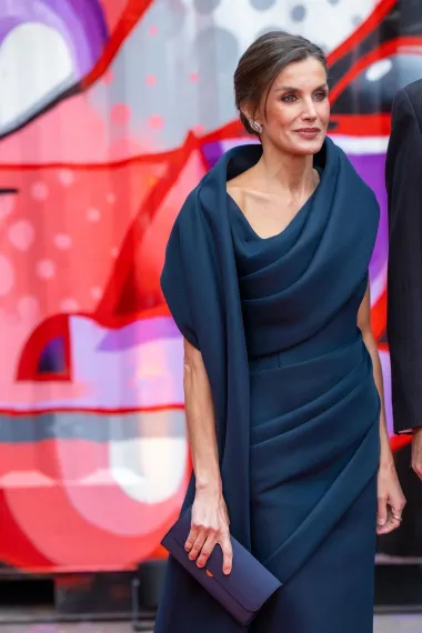 Tijekom prijema u Nizozemskoj 2024. godine, kraljica Letizia izgledala je elegantno u tamnoplavoj midi haljini s  omotanim šalom.