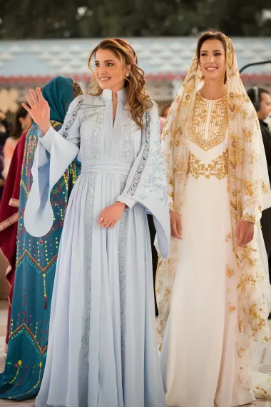 Na zabavu za buduću snahu Rajwu Al Saif, kraljica Rania nosila je kaftan haljinu libanonske dizajnerice Saiid Koebsiy.