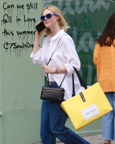 Uz ležeran outfit odabrala je Bottega Veneta Bang Bang torbicu. 