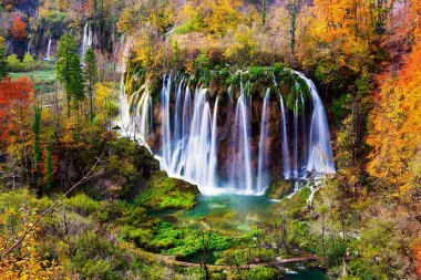 Jesenska čarolija na Plitvičkim jezerima odmara dušu