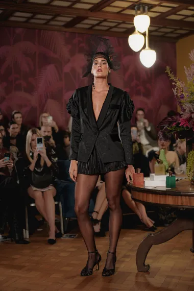 Za razliku od klasičnih runway prezentacija, ovaj show bio je inspiriran starim pariškim salonskim prikazivanjima s kraja prošlog stoljeća, gdje su posjetitelji mogli iz blizine promatrati svaki detalj odjevnih komada. 
