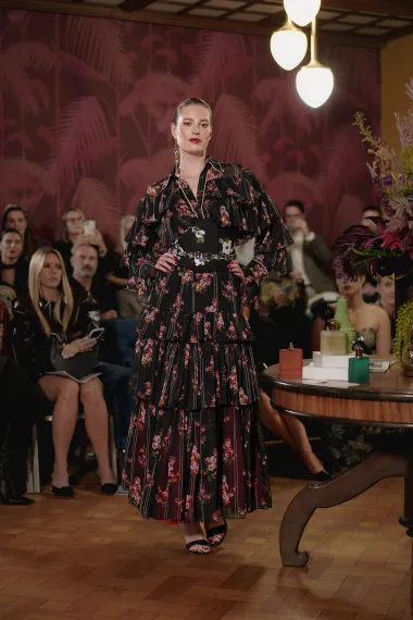 Dizajner također ističe: “Sophistique je moja homage kolekcija i mnogi komadi se referiraju na neke od mojih dizajnerskih uzora, kao što su John Galliano, Dries van Noten te Christian Lacroix. Ovdje je prvi puta prisutan i baš vrlo evidentan moment mog klanjanja tim velikim umjetnicima, koji su me oblikovali kao dizajnera i doista sam kroz svoj rad želio pokazati koliko su utjecali na mene i moje stvaranje.”