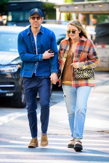 Blake Lively zna kako savršeno nositi traperice, veste i Chanelove torbice
