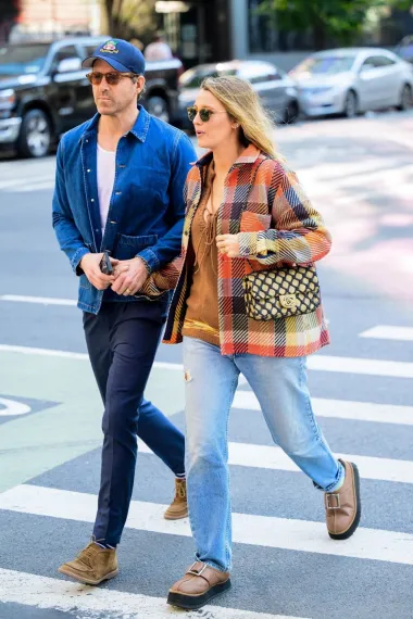 Blake Lively zna kako savršeno nositi traperice, veste i Chanelove torbice