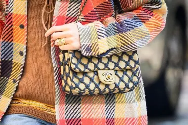 Blake Lively zna kako savršeno nositi traperice, veste i Chanelove torbice
