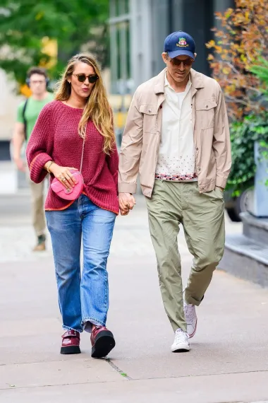 Blake Lively zna kako savršeno nositi traperice, veste i Chanelove torbice