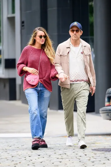 Blake Lively zna kako savršeno nositi traperice, veste i Chanelove torbice