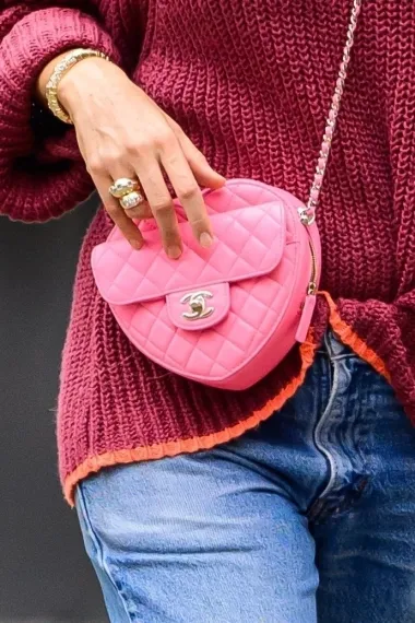 Blake Lively zna kako savršeno nositi traperice, veste i Chanelove torbice