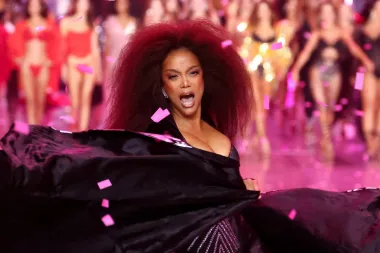 Revija je također uključivala prvi put u povijesti brenda ženski glazbeni lineup, predvođen legendarnom Cher. Uz nju su nastupile i K-pop zvijezda Lisa te pjevačica Tyla, dodajući dodatnu dozu raznolikosti i energije događaju.