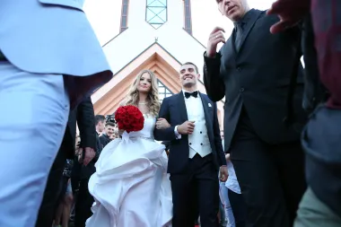 Vjenčali su se u lipnju, a za ljetno vjenčanje izabrala je vjenčanicu s potpisom  Antonija Rive. 