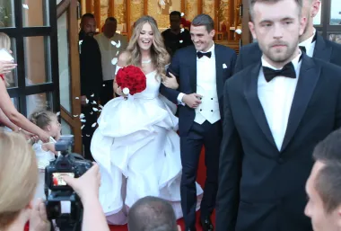 Izabel je uz posebnu vjenčanicu nosila buket crvenih ruža, a kosu raspustila u nježne valove. 