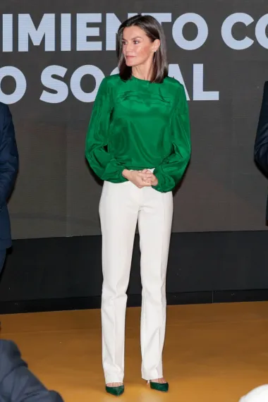 Prije nego što je postala kraljica Španjolske, Letizia Ortiz radila je kao novinarka. Njezino iskustvo u medijima nesumnjivo je pridonijelo razvoju njezinog istančanog osjećaja za modu i prezentaciju. Godine 2004. udala se za tadašnjeg princa Felipea, a 2014. postala je kraljica Španjolske.