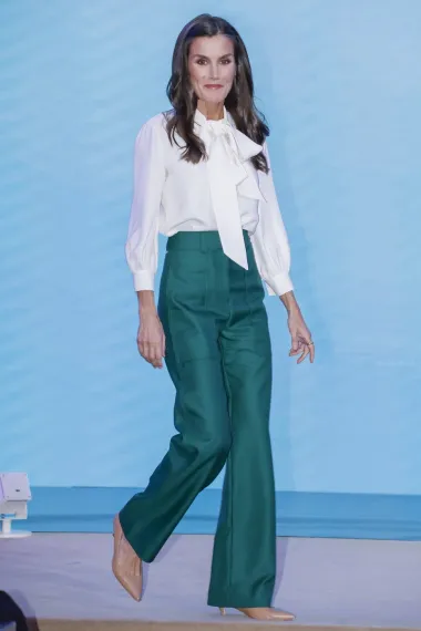 Iako je poznata po klasičnom stilu, kraljica Letizia, ne boji se eksperimentirati s modnim trendovima. Često je viđamo u upečatljivim bojama, zanimljivim printovima i modernim krojevima.