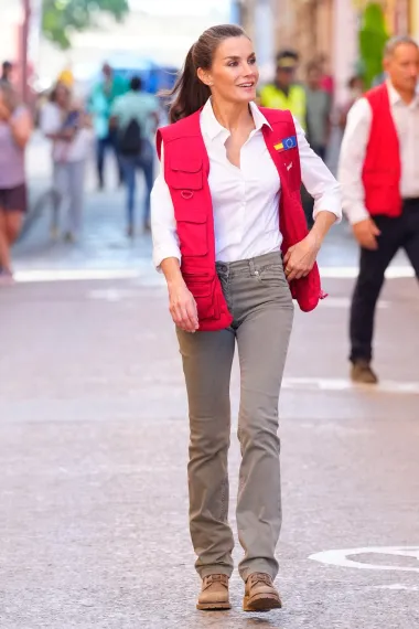 Njezin casual stil često uključuje komade iz pristupačnijih brendova poput Zare i Massimo Dutti, čime pokazuje da se može odjenuti stylish i bez pretjeranog trošenja. 