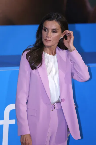 Poput mnogih modernih pripadnica kraljevskih obitelji, Letizia je poznata po tome što često reciklira svoje outfite. Ova praksa ne samo da pokazuje njezinu praktičnost, već i šalje snažnu poruku o održivosti u modi.