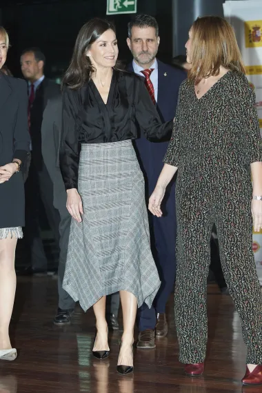Unatoč svom kraljevskom statusu, Letizia često bira komade iz pristupačnijih modnih brendova. Ovo je čini bližom običnim ljudima i pokazuje da se može izgledati stylish bez obzira na budžet.