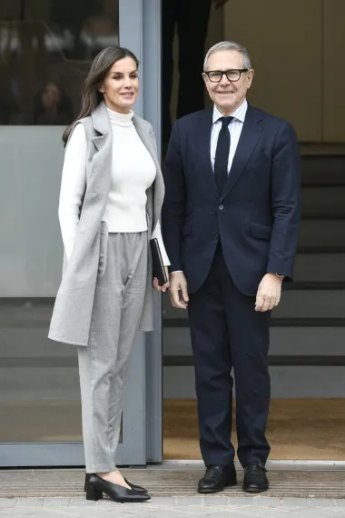 Ona zna kako upotpuniti svoj outfit savršenim modnim dodacima. Često nosi elegantne cipele s visokom potpeticom, a voli i statement nakit, posebno naušnice. 