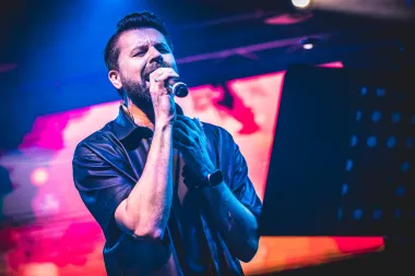 Nakon čudesne Kaliopi, mladi Amel Ćurić otpjevao je &quot;Dodirni me slučajno&quot;, &quot;Ne dam grijehu na tebe&quot;, a posebnu dimenziju dao je Igor Geržina sa svojim virtuoznim muziciranjem na saksofonu tijekom hit &quot;Kladim se na nas&quot;.