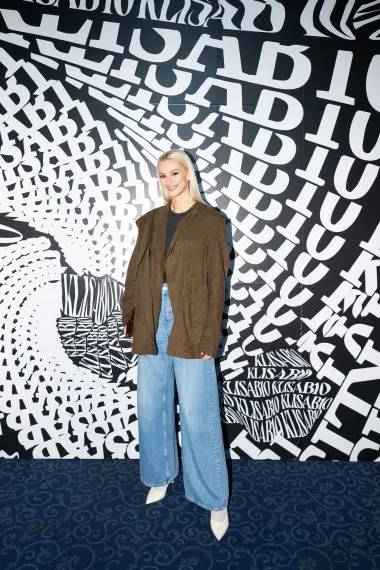 Iz prvih redova reviju su pratili brojni predstavnici modne, medijske i kulturno-umjetničke scene, obožavatelji i ambasadori brenda, a među njima i  Jelena Rozga, Judita Franković, Ivana Roščić, Nikolina Pišek, Ida Prester, Anita Dujić, Petra Kurtela, Daria Lorenzi..., nagrađujući modni dvojac gromoglasnim pljeskom na kraju defilea. 