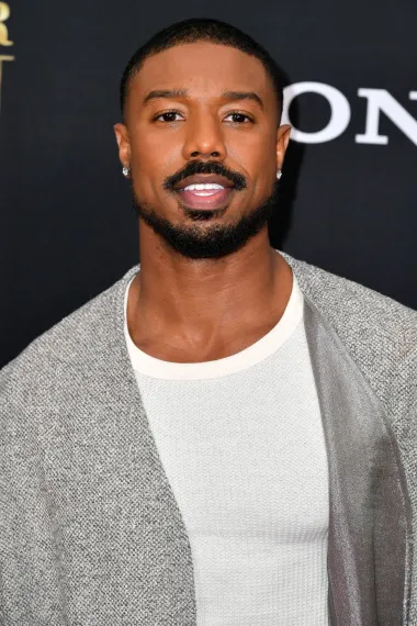 Taj osmijeh! Ta ramena! Njegov aktivizam! Kao da nije bilo dovoljno razloga voljeti zvijezdu filma &quot;Creed&quot; Michaela B. Jordana, rekao je da je najviše uzbuđen što će žene u njegovoj obitelji proslaviti njegovu titulu Sexiest Man Alive: &quot;Ovo je nešto što će definitivno imati posebno mjesto u njihovim srcima.&quot;