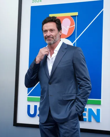 Naglasak! Šarm! Hugh Jackman proglašen je PEOPLE&apos;s Sexiest Man Alive po prvi put 2008. godine — a njegova tadašnja supruga Deborra-Lee Furness slažila se, nazivajući njegovo tijelo &quot;tijelom propasti&quot;.
