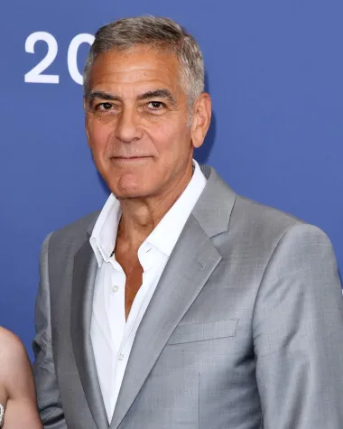 George Clooney postao je drugi poznati muškarac koji je dvaput osvojio titulu PEOPLE&apos;s Sexiest Man Alive.