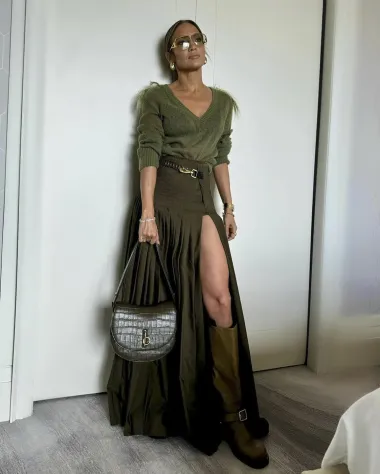 J.Lo uspješno integrira ovu zemljanu boju u svoje outfite, dodajući im luksuznu notu koja savršeno odgovara njezinoj modnoj estetici.