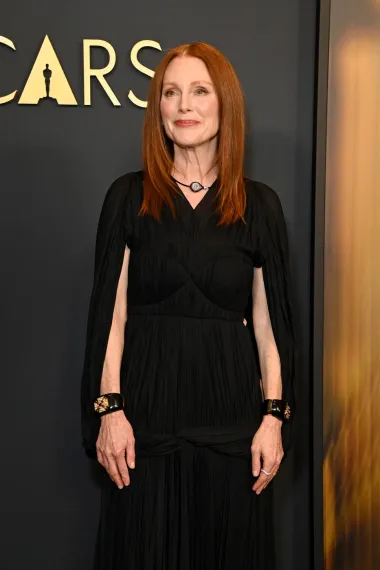 Julianne Moore je poznata po svom sofisticiranom i elegantnom stilu, a njeni izbori često uključuju klasične, ali moderne haljine, koje naglašavaju njen besprijekoran stil. 