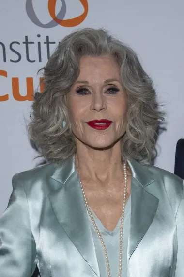 Jane Fonda na Marie Curie Legacy Gala u tirkiznom satenskom odijelu. 