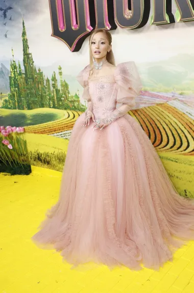 Ariana Grande na austrijskoj premijeri filma Wicked u roza krinolini izgledala je poput prave princeze. 