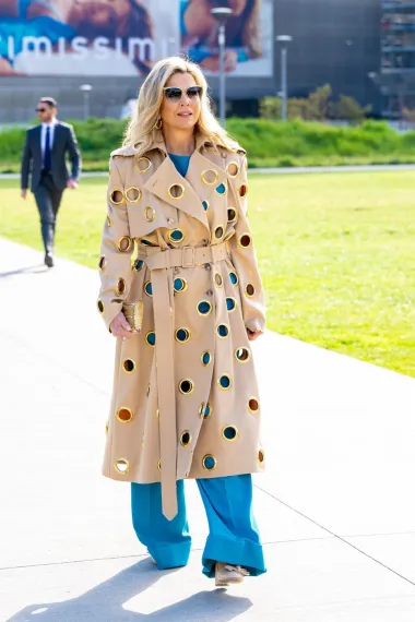 Iako često odabire klasične i elegantne kombinacije, ponekad zablista u neobičnim trendi outfitima poput ovog balonera s rupama. 