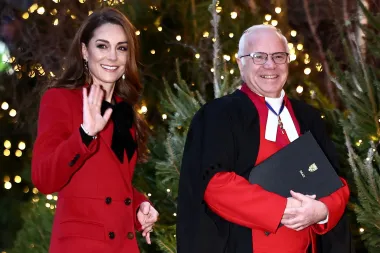 Kao dugogodišnja ljubiteljica recikliranja odjeće, princeza od Walesa dobro zna kako klasičnim komadima garderobe udahnuti novi život. Primjer? Alexander McQueen kaput koji je nosila na svom godišnjem božićnom koncertu Together at Christmas u Westminsterskoj opatiji. 