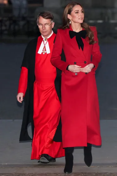 Kate je prvi put nosila crveni kaput s dvorednim kopčanjem 2020. Tada ga je kombinirala s crnim salonkama Gianvito Rossi i bijelom majicom ispod. Dva mjeseca kasnije, ponovno je odjenula kaput uz crnu dolčevitu, tartan suknju Emilije Wickstead i odgovarajući šal. Kaput je ponovno izvadila iz ormara 2022. godine za Svjetsko prvenstvo u ragbiju.