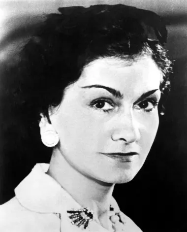 Njeno pravo ime zapravo nije Coco Chanel. Naime, rođena je kao Gabrielle Bonheur Chanel. Nadimak Coco dobila je naknadno od svojih obožavatelja radeći kao cabaret pjevačica. 