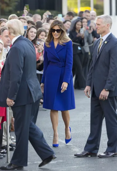 Melania često bira kapute-haljine koji joj naglašavaju figuru. Kraljevsko plavi kaput uparila je s potpeticama u istoj nijansi čiume je postigla monokromatski look. 