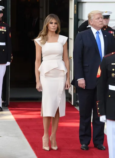 Prva dama ispred Bijele kuće prilkom nosila je Roland Mouret Sawleigh Wool-Crêpe peplum haljinu u blago ružičastoj boji.