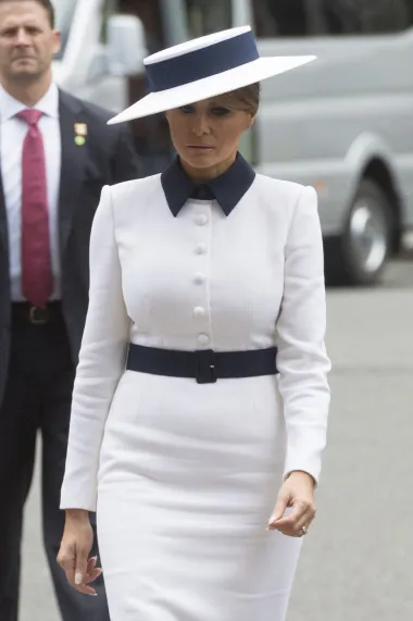 Prva dama na sastanku s kraljevskom obitelji u Buckinghamskoj palači u Londonu, nosila je bijelu i tamnoplavu haljinu Dolce &amp; Gabbana.