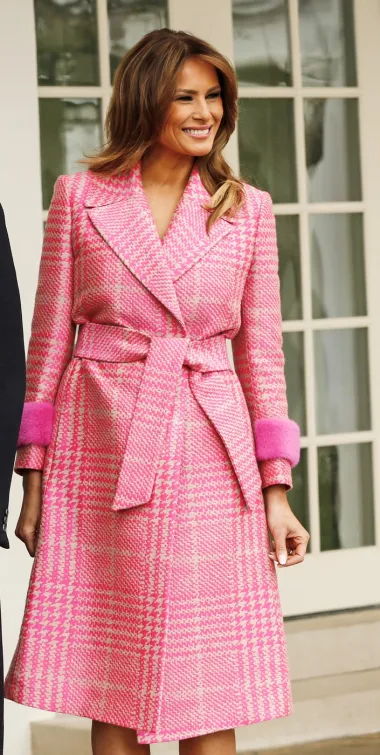 Melania prilkom susreta s predsjednikom Kolumbije u Fendi kariranom kaputu s rozim krznom. 