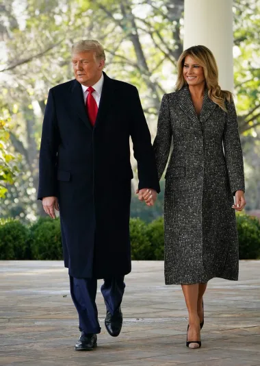 Za razliku od tradicionalne crne odjeće koju su nosile druge prve dame, Melania je za sprovod odabrala sivi kaput i time prekršila politički protokol. 