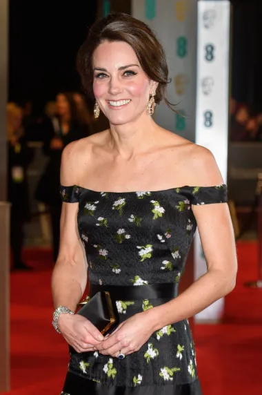 Kate je uz off-shoulder haljinu odabrala i velike viseće naušnice koje su se uklopile uz minimalističku šminku i glamuroznu frizuru. 