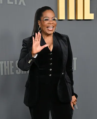 70-godišnja Oprah gotovo da ne treba nikakvo predstavljanje – vodila je svoju istoimenu talk show emisiju više od 25 godina. Nije samo voditeljica talk showa, već i televizijska producentica, glumica, autorica i filantropkinja.