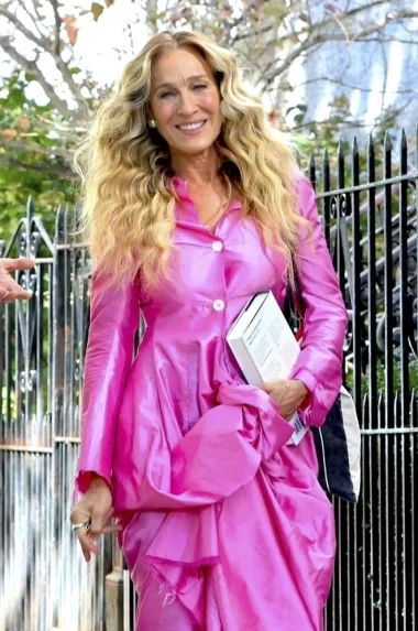 60-godišnja Sarah Jessica Parker, američka glumica, producentica i modna ikona, najpoznatija je po ulozi Carrie Bradshaw u kultnoj seriji Seks i grad. Prepoznatljiva je po svojim ekscentričnim modnim kombinacijama. 