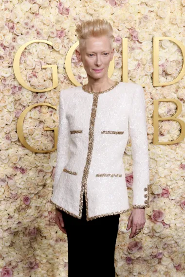 64-godišnja Tilda Swinton, britanska glumica, redateljica i producentica, poznata je po svojoj iznimnoj svestranosti i ekcentričnom izgledu. 