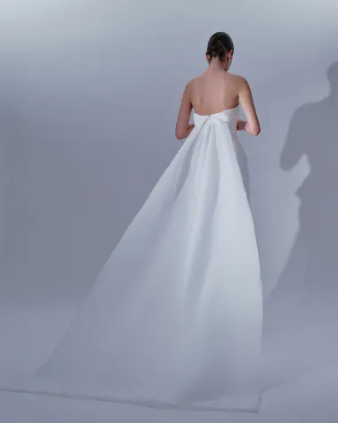 Saten, velike mašne i perje - eNVy room bridal kolekcija san je svake mladenke