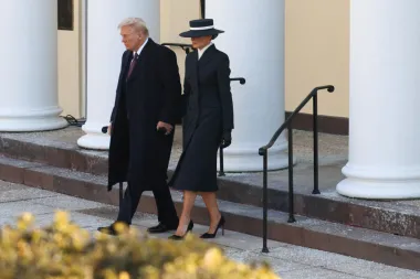 Prva dama nosila je američkog dizajnera Adama Lippesa za ovu prigodu. Tamnoplava suknja i sako bili su upotpunjeni širokim šeširom koji je prekrivao njezine oči. Donald se pojavio u klasičnom tamnoplavom odijelu i kaputu, a ljubičastom kravatom razbio je monotonu kombinaciju. 